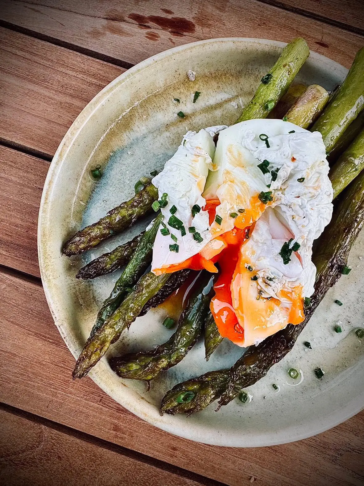 Grilled asparagus with poached egg and chives